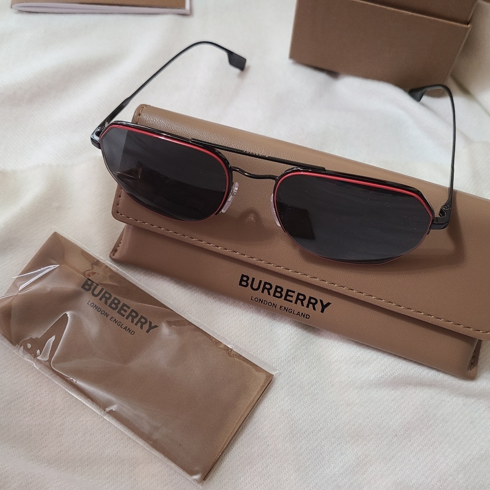 ☆☆GIFTED☆☆ Burberry aviator sunglasses with case. - Picture 10 of 13
